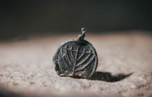 У Єрусалимі знайшли рідкісний медальйон віком 1300 років, прикрашений незвичайними зображеннями (фото)