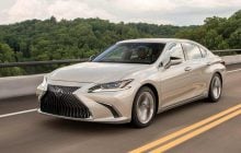 Ему нет равных по надежности: эксперты назвали самый "неубиваемый" гибрид с пробегом