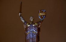 Світло тримається: напередодні Дня енергетика у Києві символічно підсвітили Батьківщину-Мати