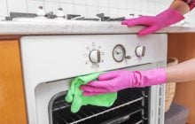 Как вымыть пол под газовой плитой и убрать в скрытых местах: совет, который точно работает