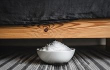 Зачем под кровать ставят соль на 7 дней: мощный ритуал на снятие негатива