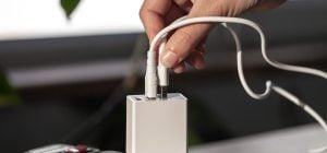 Нужно ли доставать зарядное устройство из розетки: как избежать проблем