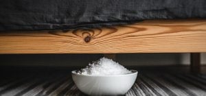 Зачем под кровать ставят соль на 7 дней: мощный ритуал на снятие негатива