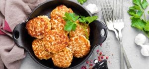 Что лучше класть в фарш - хлеб или батон, когда добавлять лук: пропорция на 1 кг мяса