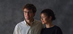 Стало известно, когда в украинский прокат выйдет ромком с Зендеей и Робертом Паттинсоном