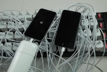 Блогер провів експеримент і підключив 100 зарядок до одного iPhone: чи зарядився телефон швидше