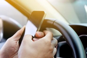 Чи можна заряджати телефон у машині через USB: експерти пояснюють ризики