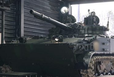 Российской армии передали новую партию боевых машин пехоты с защитой против дронов (видео)