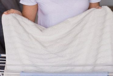 Как высушить белье в холодной квартире: трюк, который спасет ваши простыни от сырости