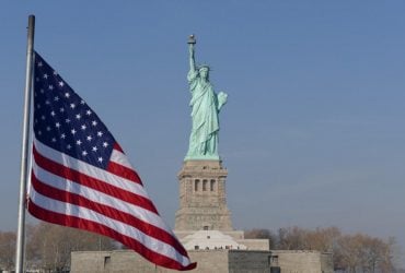 При въезде в США теперь будут проверять ваши соцсети: подробности