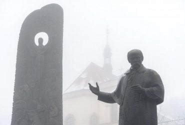 Густые туманы, дожди и даже снег: синоптики рассказали о погоде в четверг