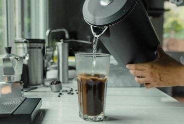 Как очистить чайник от накипи: простой продукт справляется лучше уксуса