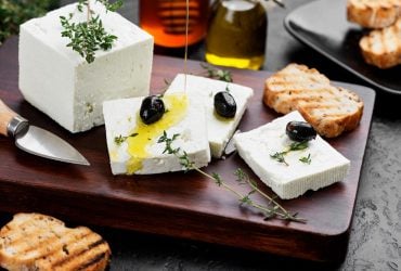 Что будет, если есть сыр фета каждый день: главные последствия для организма