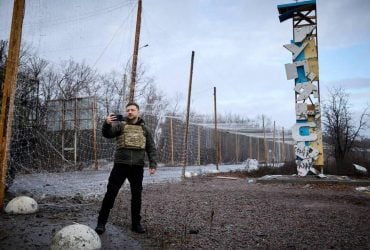 Украина не собирается ни де-юре, ни де-факто признавать Донбасс российским, - Зеленский