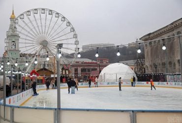 На Контрактовій площі вперше з початку війни облаштували різдвяне містечко – з ковзанкою (фото)