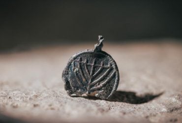 У Єрусалимі знайшли рідкісний медальйон віком 1300 років, прикрашений незвичайними зображеннями (фото)