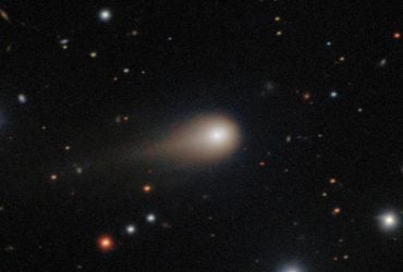 Величезна загадкова комета пролетіла повз Землю: вчені помітили дещо незвичайне