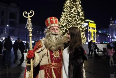 "Противотанковый еж" и иллюминация из прошлых лет: как выглядит главная елка Львова (фото)