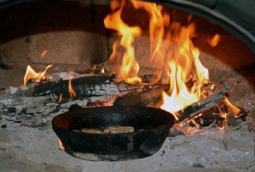 Які продукти не варто готувати на чавунній сковороді: експерти назвали три основних