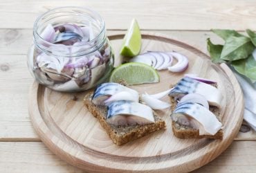 Так маринують скумбрію одиниці господинь, а даремно: виходить смачніше за лосося