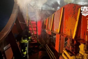 РФ атакувала Одещину: у порту загорілося цивільно судно, є руйнування будинків