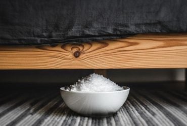 Навіщо під ліжко ставлять сіль на 7 днів: потужний ритуал на зняття негативу