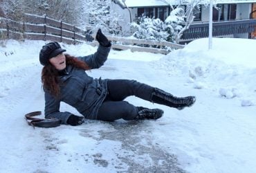 Почему лед такой скользкий: ученые опровергли теорию из школьных учебников