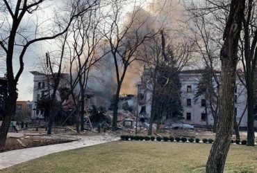 Танці на кістках: у Маріуполі окупанти відкривають драмтеатр, де загинули люди