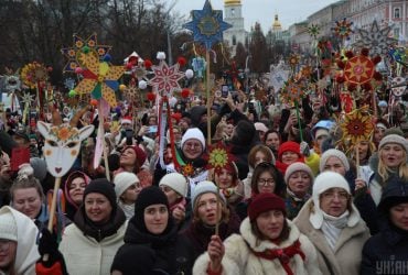 Центром Киева пронесли Рождественские звезды в память павших за Украину