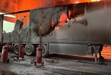 Из-за атаки по Одесской области в сортировочном центре "Новой почты" сгорел прицеп с посылками