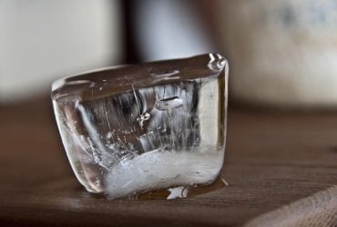 Ученые создали лед при температуре, близкой к половине жара Солнца: как это возможно