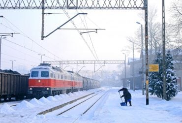 Из-за аномальной погоды в Украине затруднено движение поездов: какие рейсы задерживаются