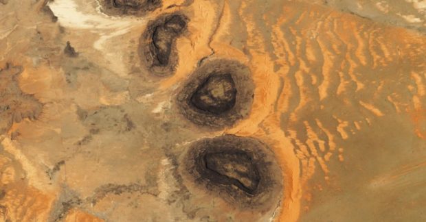 дивне утворення в Сахарі, яке старше за динозаврів