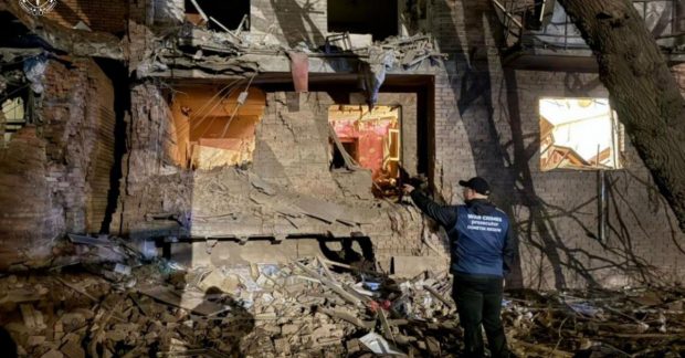 Війна в Україні - росіяни вдарили авіабомбою по Словʼянську, є постраждалі - фото