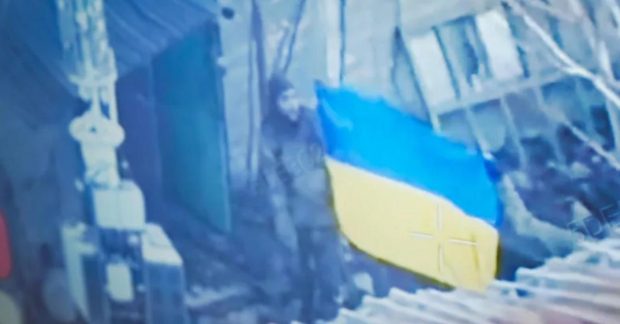 українські бійці підняли синьо-жовтий прапор у знищеному росіянами місті