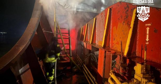 у порту загорілося цивільно судно, є руйнування будинків