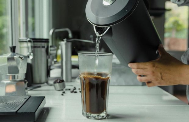 Как очистить чайник от накипи: простой продукт справляется лучше уксуса