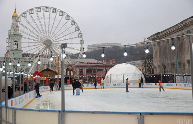 На Контрактовій площі вперше з початку війни облаштували різдвяне містечко – з ковзанкою (фото)