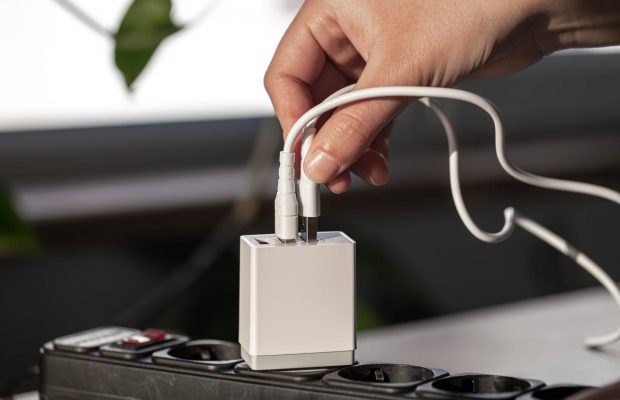 Нужно ли доставать зарядное устройство из розетки: как избежать проблем