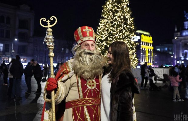 "Противотанковый еж" и иллюминация из прошлых лет: как выглядит главная елка Львова (фото)