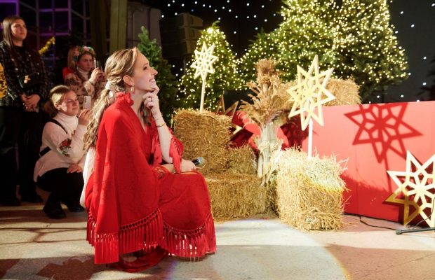 500 учасників за одним столом: Осадча та топ-зірки подарували різдвяне диво тим, хто дав дітям сім’ю