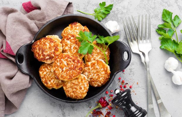 Что лучше класть в фарш - хлеб или батон, когда добавлять лук: пропорция на 1 кг мяса