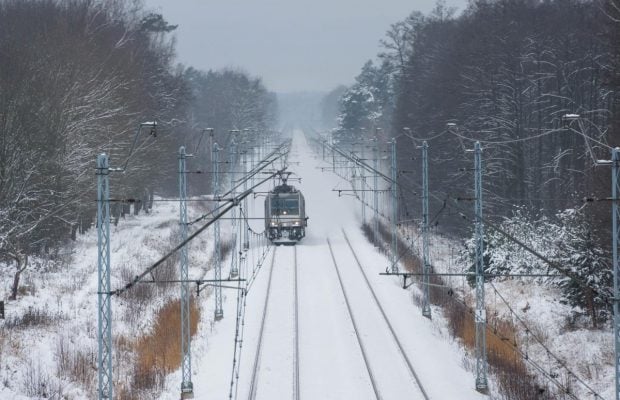 Непогода привела к задержке 66 поездов в Украине (список)