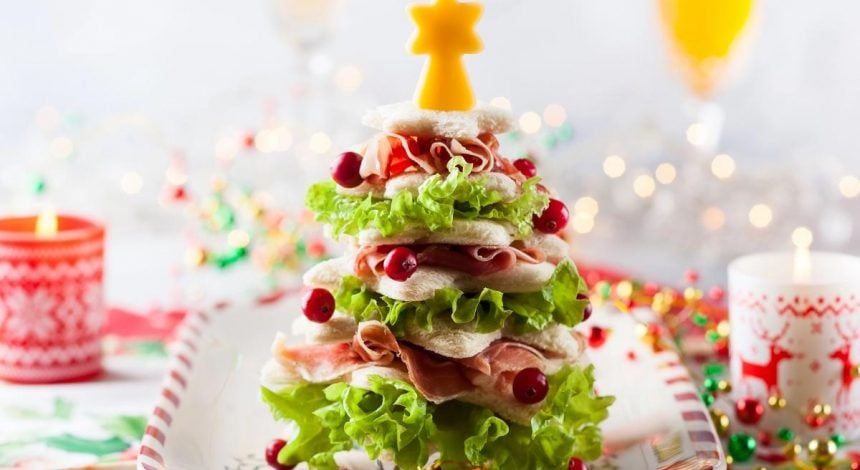 Сметут с тарелки первыми: 8 вкусных бутербродов на Новый год 2026