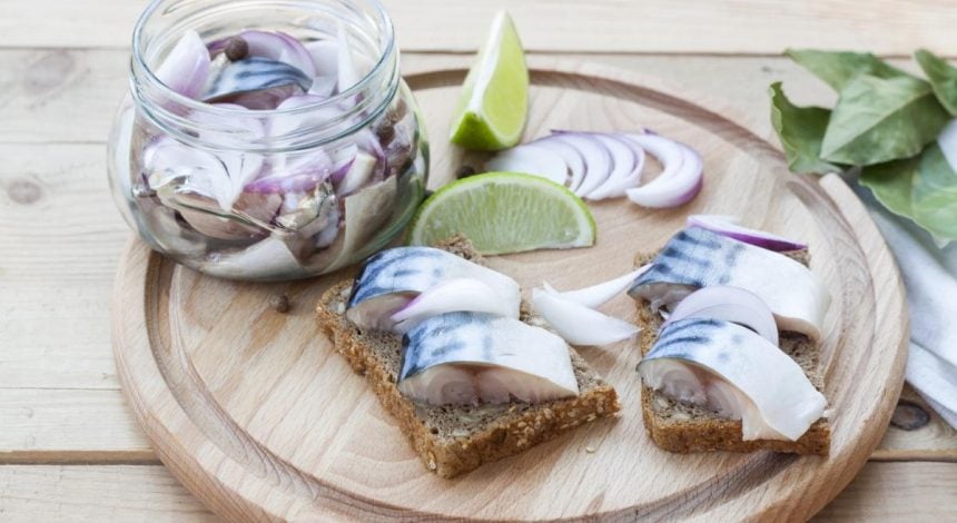 Так маринують скумбрію одиниці господинь, а даремно: виходить смачніше за лосося