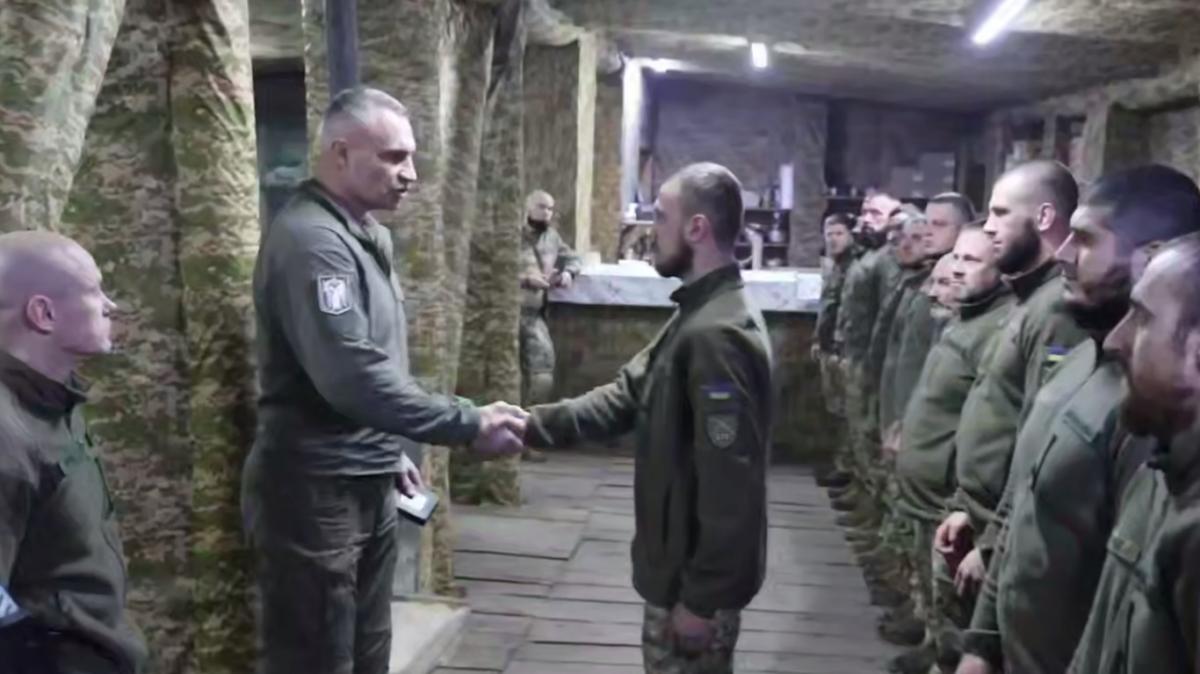 Кличко встретил Новый год с бойцами на фронте и привез помощь от киевлян 13 подразделениям Кличко встретил Новый год с бойцами на фронте и привез помощь от киевлян 13 подразделениям