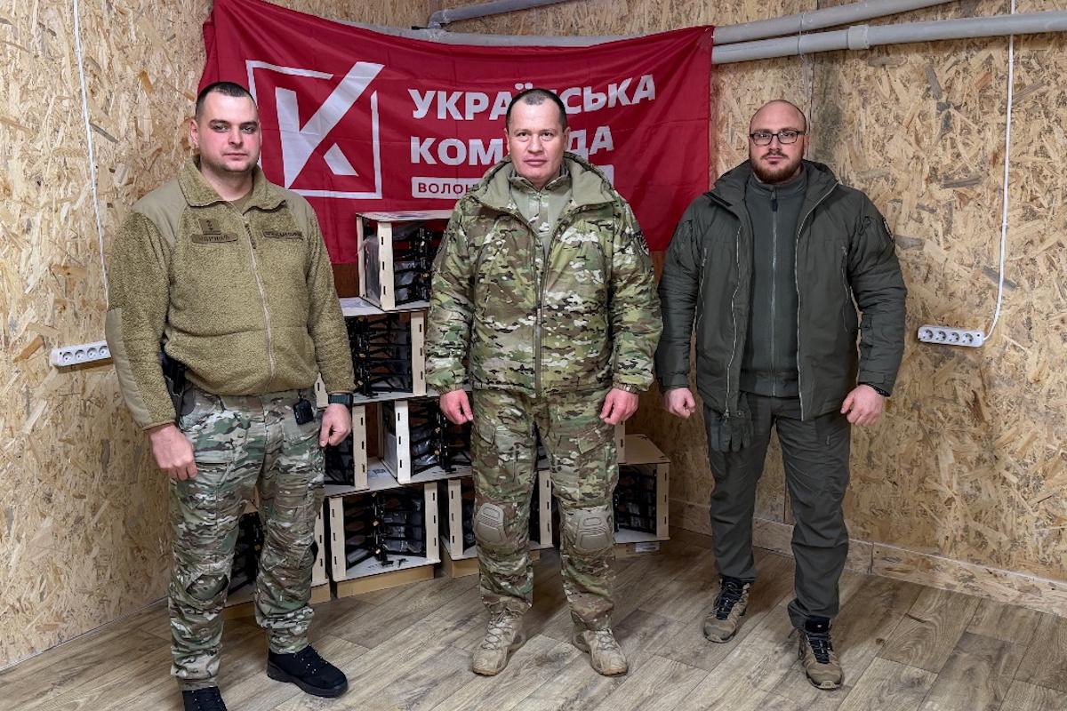 Палатный: на новый год 'Украинская команда' привезла 28 и 63 бригадам на фронт новую партию дронов