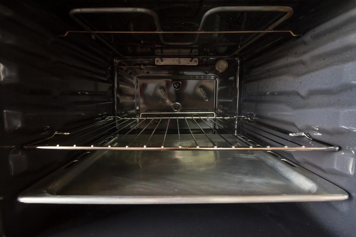 Как почистить противень для духовки без агрессивной химии: три новых метода Как почистить противень для духовки без агрессивной химии: три новых метода