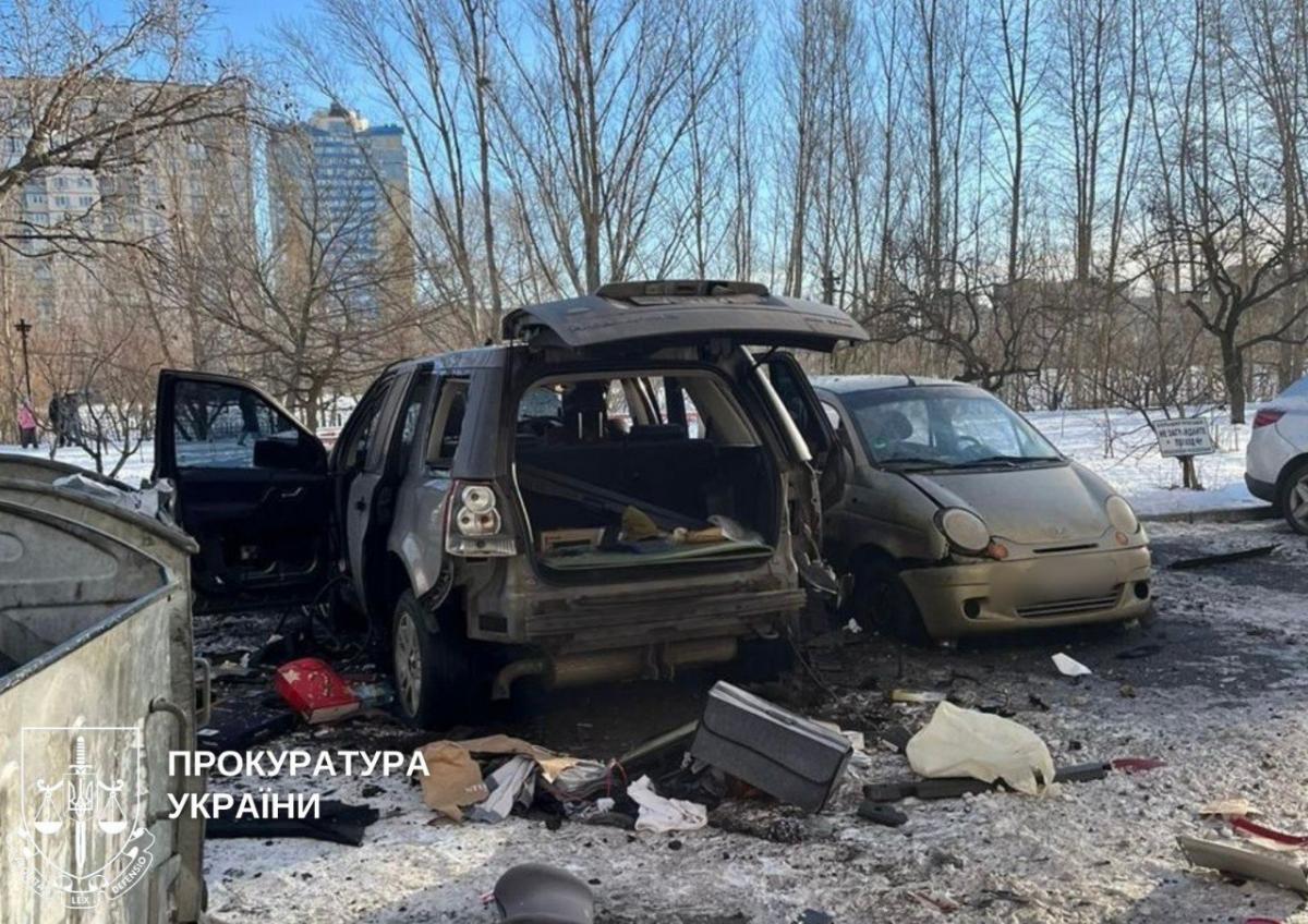 Теракт на Оболоні: унаслідок вибуху автомобіля поранено військового (фото)