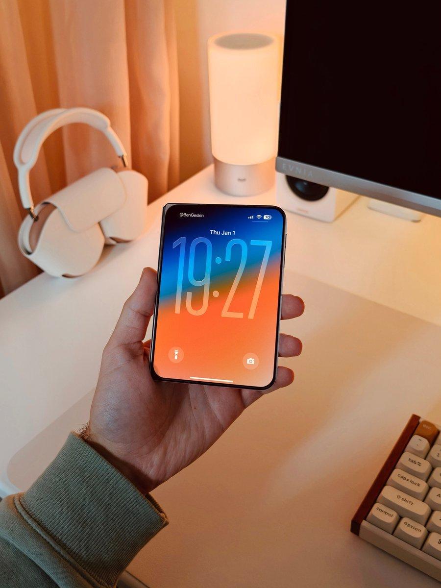 Первый складной iPhone от Apple впервые показали на 'живом' фото